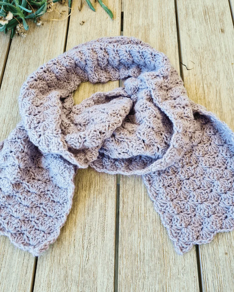hell stitch crochet scarf pattern in soft lilac grey yarn